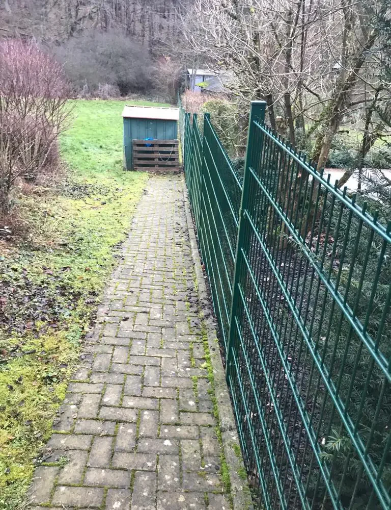 Doppelstabmattenzaun in Moosgrün am Gartenweg