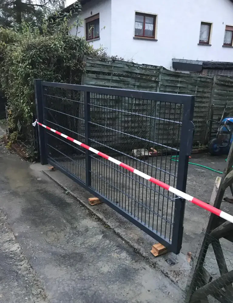 Tor aus Doppelstabmatte in Anthrazit (Montage)