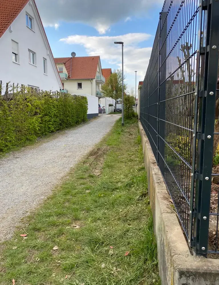 Doppelstabmattenzaun in Anthrazit auf Mauersockel