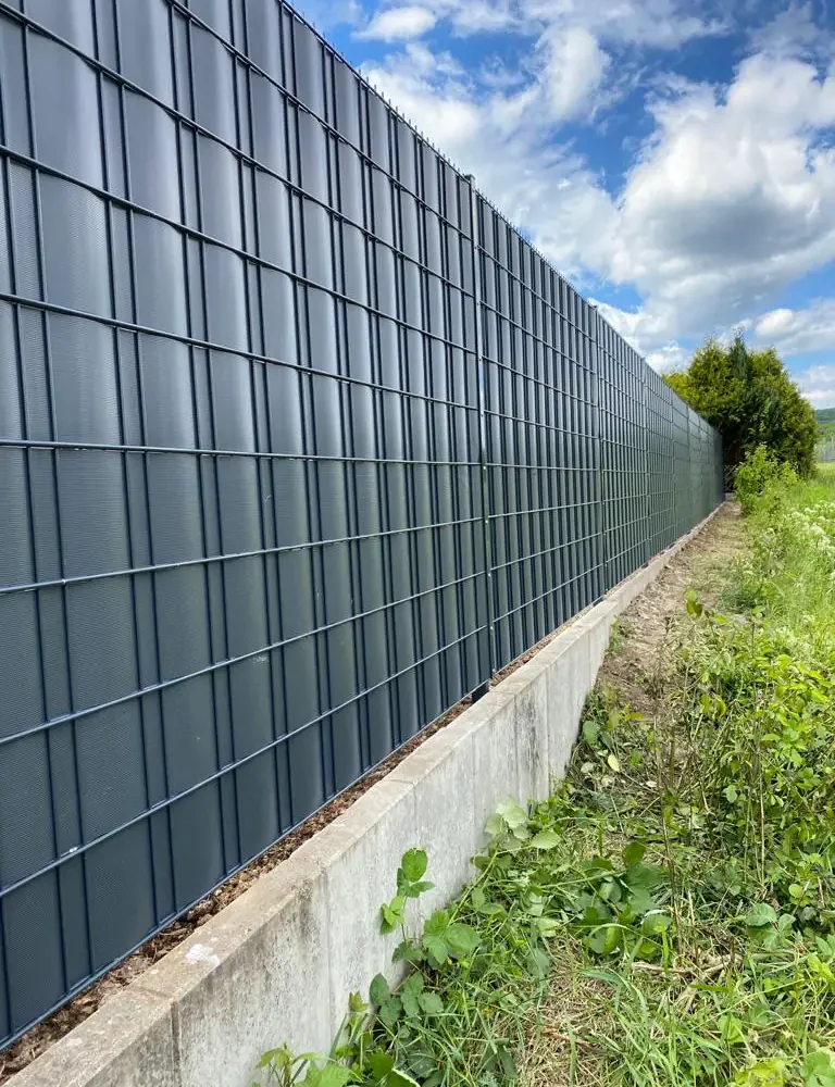 Sichtschutz in Anthrazit am Neubaugebiet