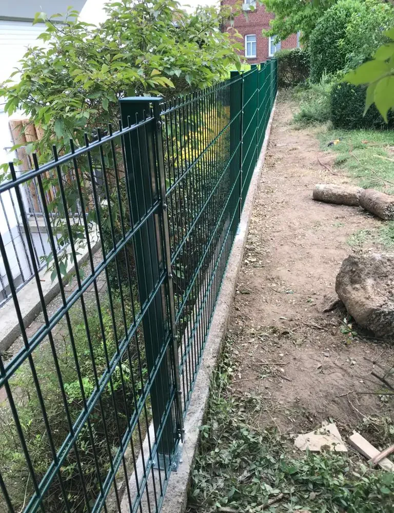 Doppelstabmattenzaun in Moosgrün auf Sockel