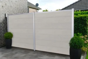 WPC-Steckzaun in Multicolor-Sand mit Pfosten in Silber