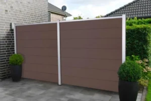 WPC-Steckzaun in Schokobraun mit Pfosten in Silber